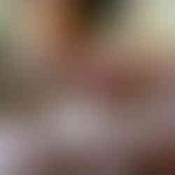 rote Dahlien in Vasen auf Tisch, Servietten, Besteck