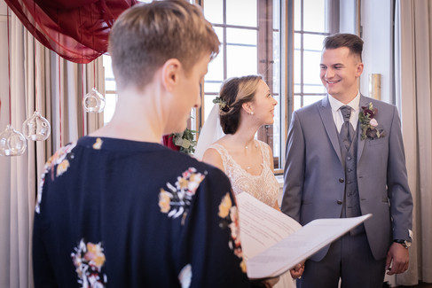 Traurednerin mit Brautpaar