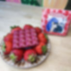 大阪の自社工場で作られた濃厚なストロベリーホワイトチョコレート