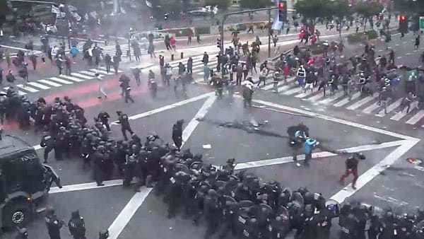 INCIDENTES Y DETENIDOS EN DESALOJO DE PIQUETEROS EN LA 9 DE JULIO