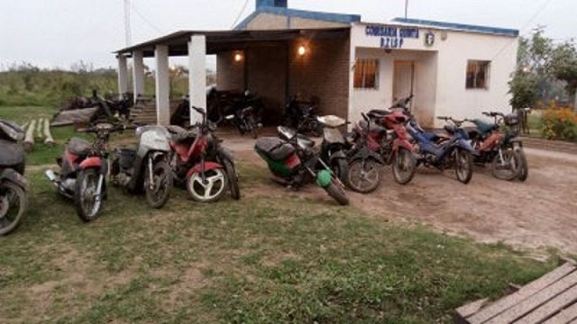 RECUPERAN MOTOCICLETAS ESCONDIDAS ENTRE MALEZAS DEL BARRIO SAN CAYETANO