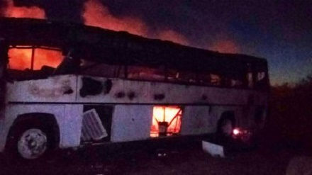 EXTINGUEN INCENDIO SOBRE UN COLECTIVO
