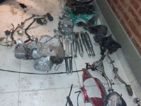 QUITILIPI:INCAUTARON VARIAS PARTES DE MOTOCICLETAS DENTRO DE UN BALDIO
