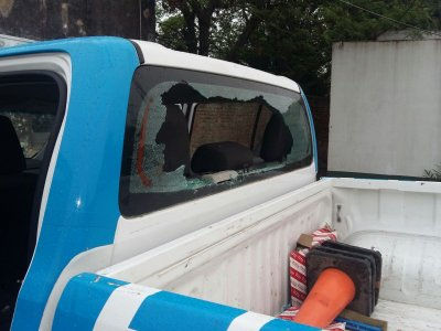 LUEGO DE SER DETENIDO ROMPIÓ EL VIDRIO DE UN PATRULLERO
