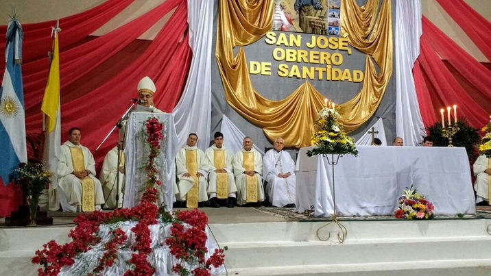 MONSEÑOR BARBARO EN ANIVERSARIO DE PARROQUIA Y COLEGIOS