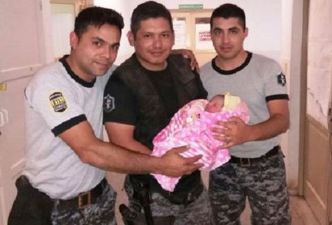 POLICIAS AYUDARON EN UN PARTO EN VILLA ANGELA