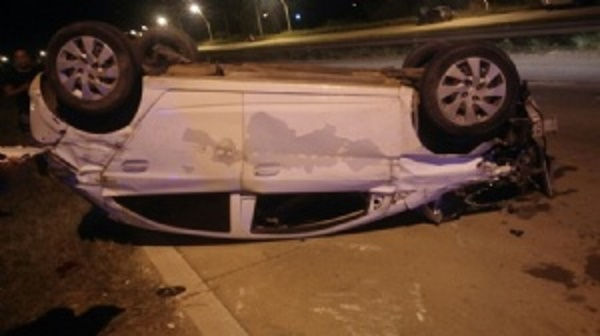 TERRIBLE VUELCO DE UN AUTO SOBRE AUTOVÍA DE RUTA 16