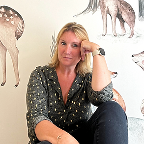Praticienne en hypnose et PNL à Doussard accompagnant les enfants et les adultes dans la gestion des émotions et de la douleur, avec l’aide d’un chien médiateur favorisant l’apaisement et la sécurité émotionnelle