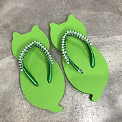 chinelo pesonalizado de gato de borracha verde com tira de perolas curitiba e regiao metro