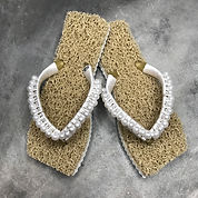 chinelo quadrado capacho de criança dourado com tira de perolas rv85 chinelos.jpeg