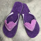 chinelo de capacho massageador roxo com tira de perolas em formato de coração rv85 chinelo