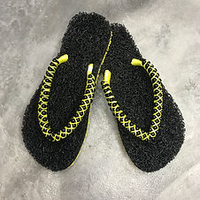 chinelo de capacho massageador preto com amarelo e tira decorada com perolas rv85 chinelos