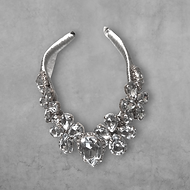 tira de chinelo de pedrarias prateada.png