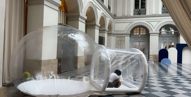Structure gonflable bubble house à une fête d'entreprise à Bordeaux au Palais de la bourse