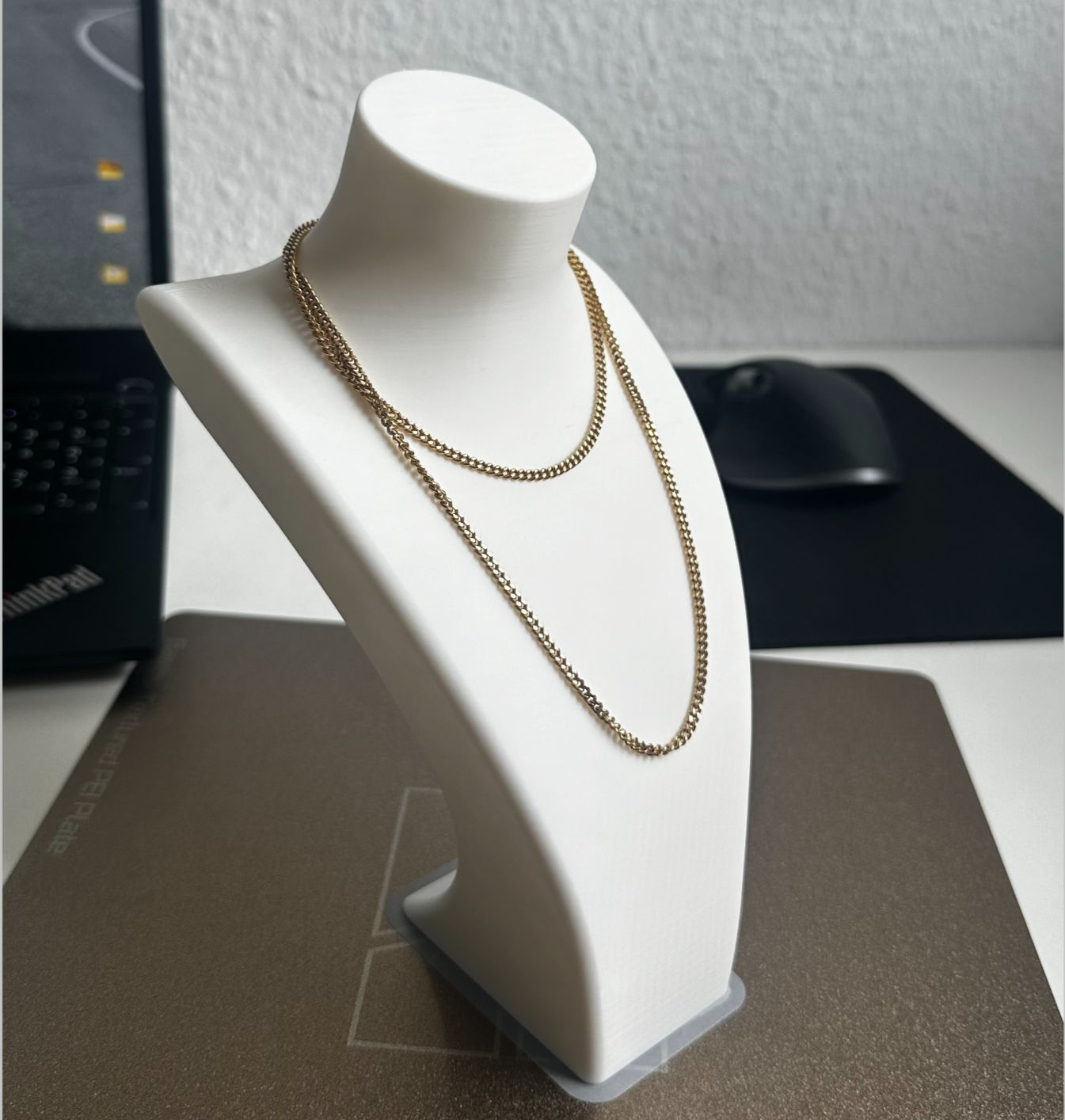 NECKLACE BUST