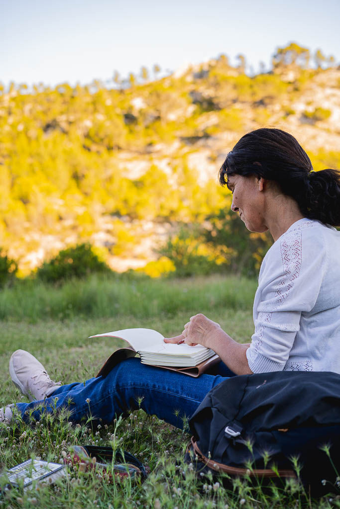 dessinatrice dans un parterre d'herbe