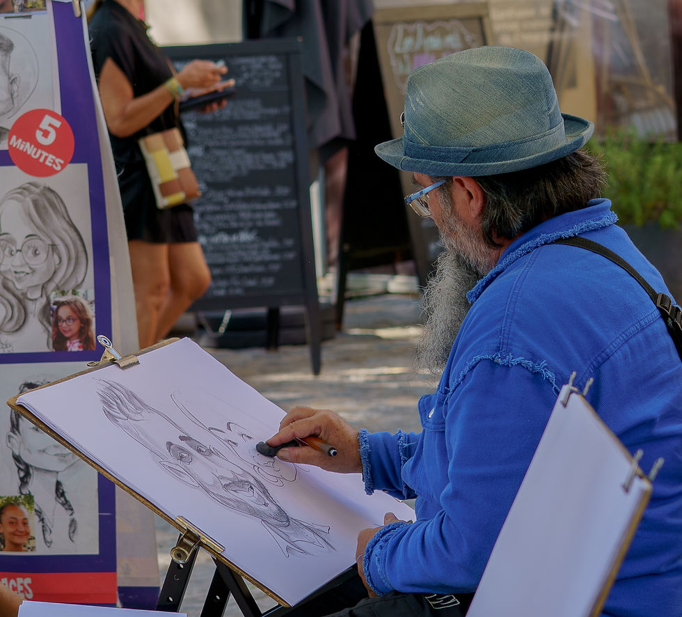 Un artiste dessine un portrait sur un chevalet en extérieur. Affiche avec dessins à gauche, femme floue en arrière-plan. Atmosphère décontractée.