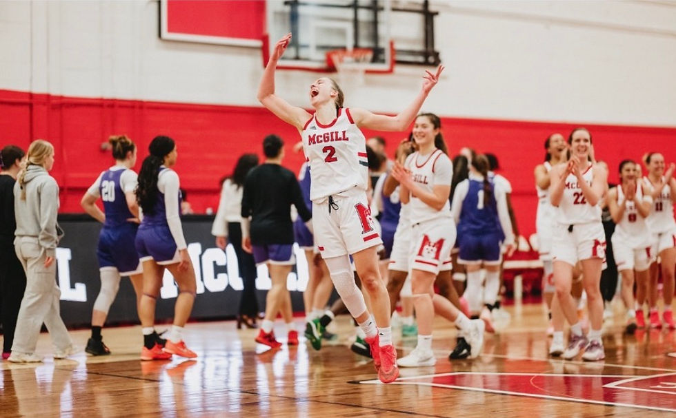Lily Rose Chatila a survolé la rencontre. Source image : McGill women's basketball, Instagram.