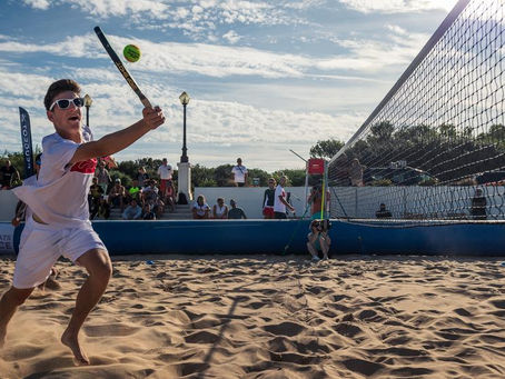 Un homme qui joue au beach tennis sur du sable