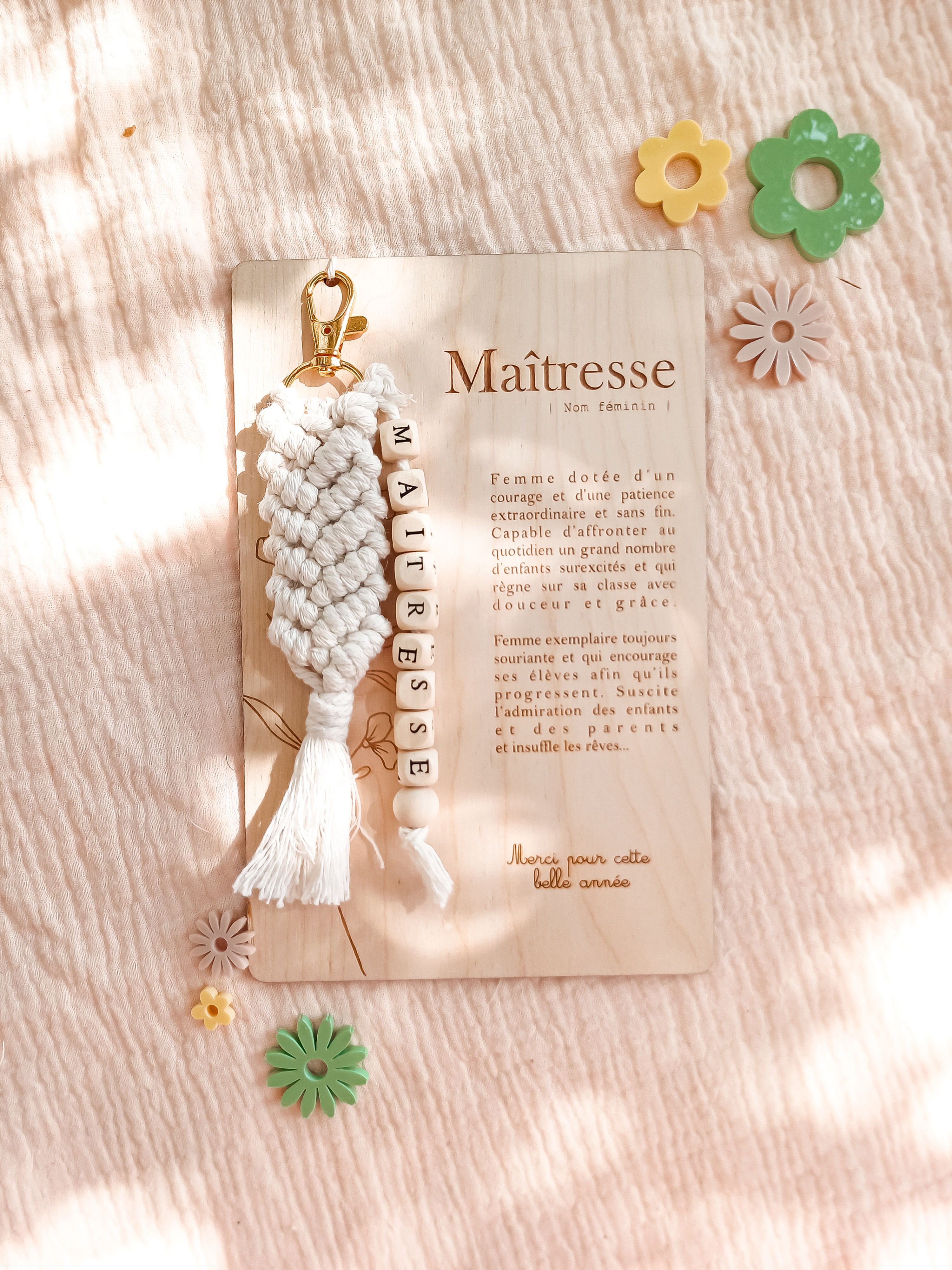 Carte en bois et porte clés en macramé - Définition Maîtresse/Nounou/ATSEM