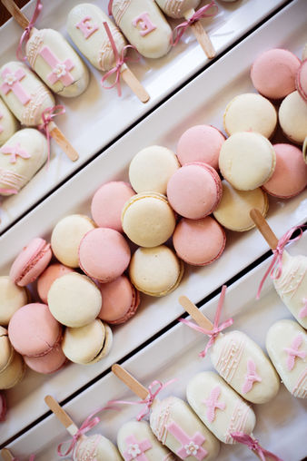 Süßes bei der Tauffeier, Taufe Fotografie Kirche Kind Begleitung Paar Schloss Wien Niederösterreich Shooting Paar