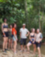 Photos de six adhérents de l'association devant la jungle amazonienne.