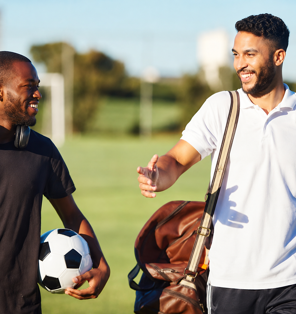 Jogadores interagindo de forma respeitosa e positiva, representando a importância da boa comunicação no alojamento esportivo.