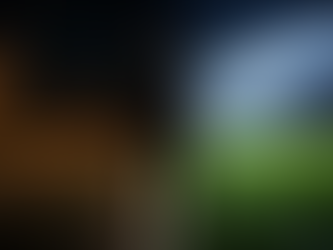 Jogador de futebol de costas, vestindo uniforme preto com o pé sobre a bola, posicionado na linha divisória entre um campo de terra de comunidade iluminado à noite e o gramado perfeito de um grande estádio profissional lotado.