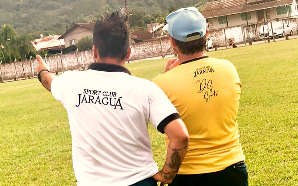 Treinadores Gabriel David e Venâncio Fischer Pingo analisando treino tático no S.C. Jaraguá - Mentoria no futebol.