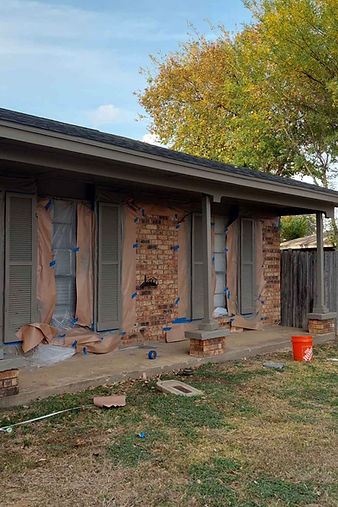 Casa con fachada de ladrillo en construcción