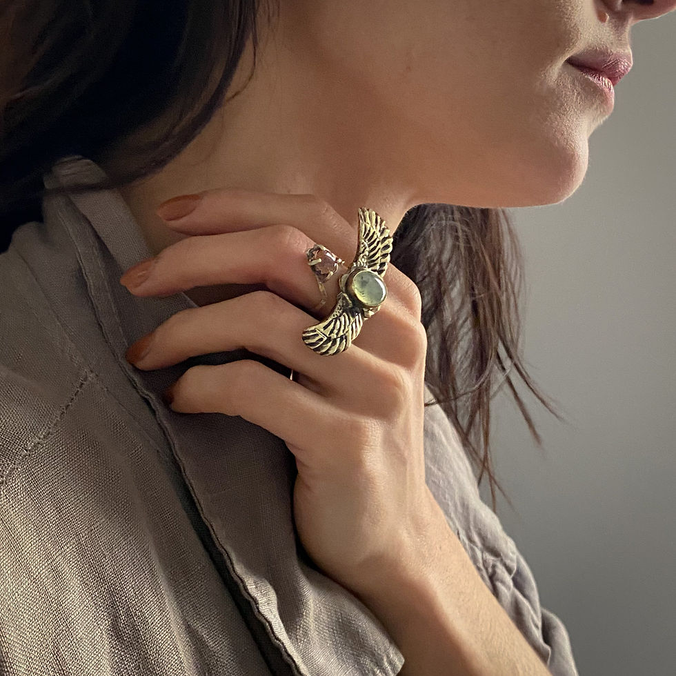 Thumbnail: KHEPRI bague artisanale en laiton, cuivre, gemmes de prehnite - pierre de soleil