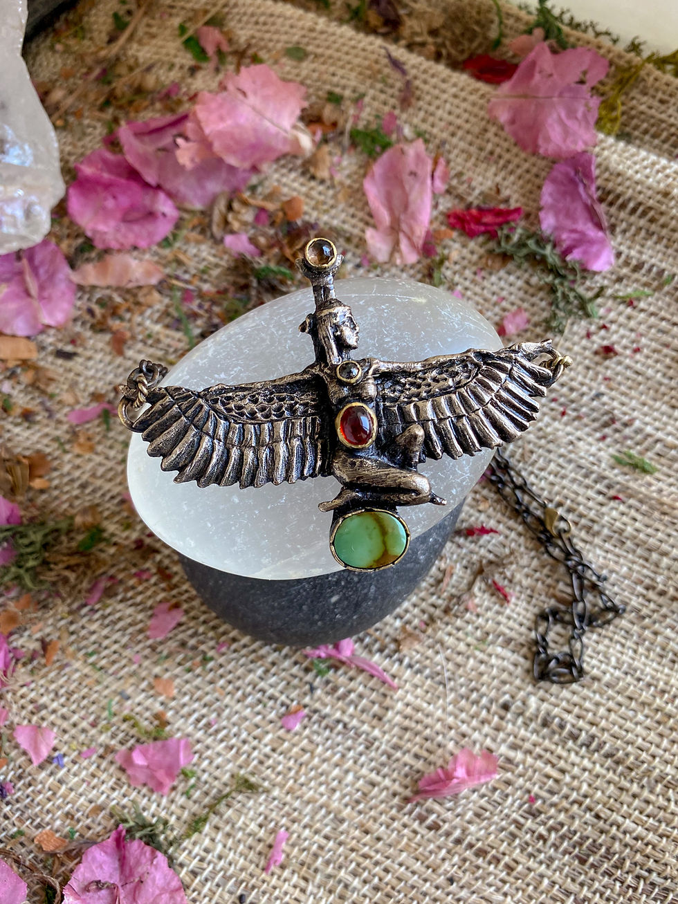 Thumbnail: Nephtys Effigie en bronze laiton quartz fumé, diamant noir, grenat, turquoise