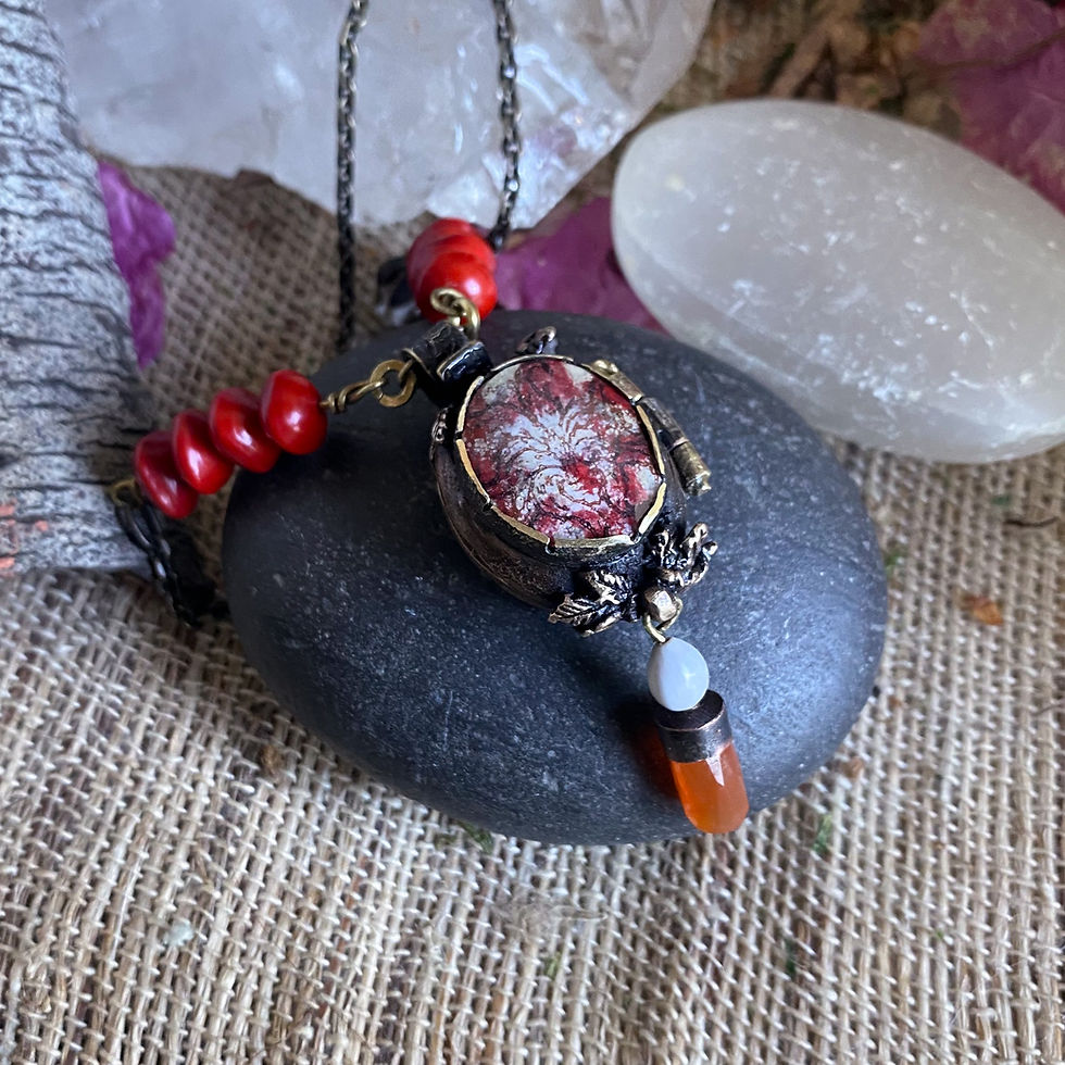 Thumbnail: Kitsune locket émaillé en bronze,laiton, cuivre, cornaline, graines naturelles