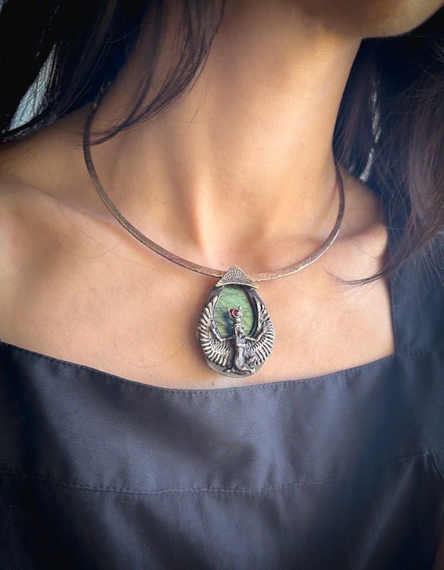 Thumbnail: Isis Effigie artefact bronze, laiton, labradorite, grenat rhodolite