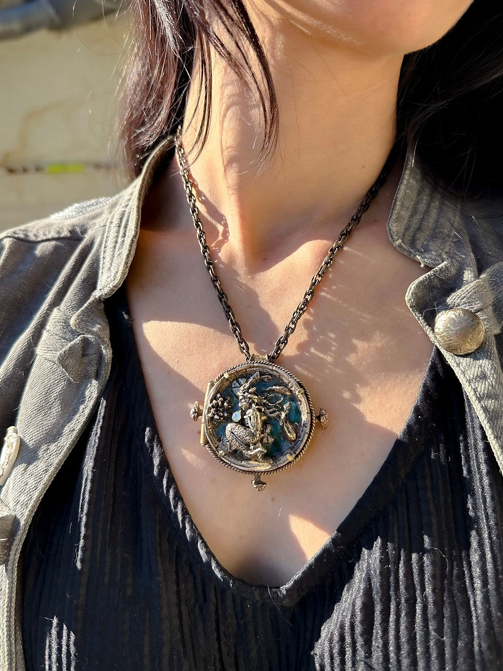 Thumbnail: Atargatis Locket en bronze, laiton, émail , opale welo