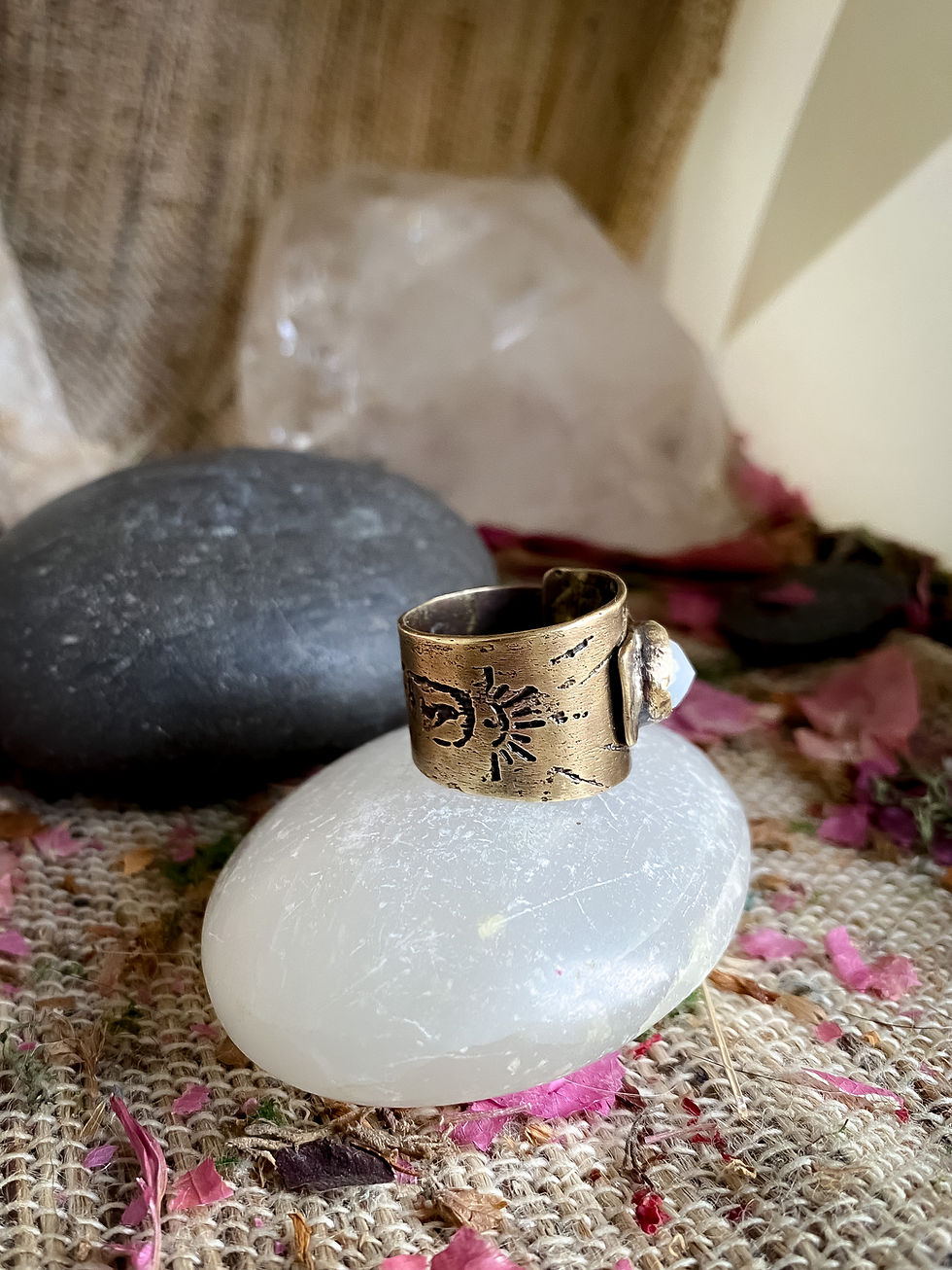 Thumbnail: Horus sous l’egide de l’œil gauche oudjat laiton pierre de lune blanche