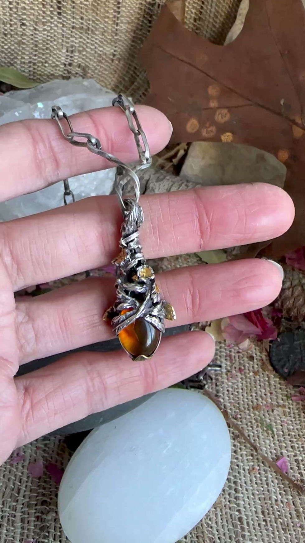 Thumbnail: Persephone Artefact Pendule argent massif 950, feuille or 24k, Ambre baltique