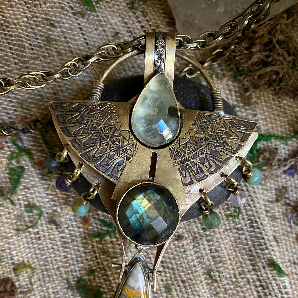 Thumbnail: Quetzalcoatl talisman artisanal laiton, gemmes prehnite, labradorite, bumblebee