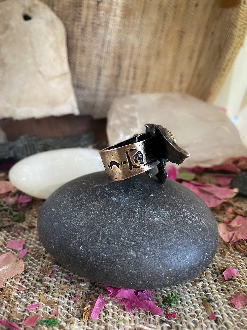 Thumbnail: Horus sous l’egide de l’œil droit de râ bronze laiton pierre de soleil spinelles