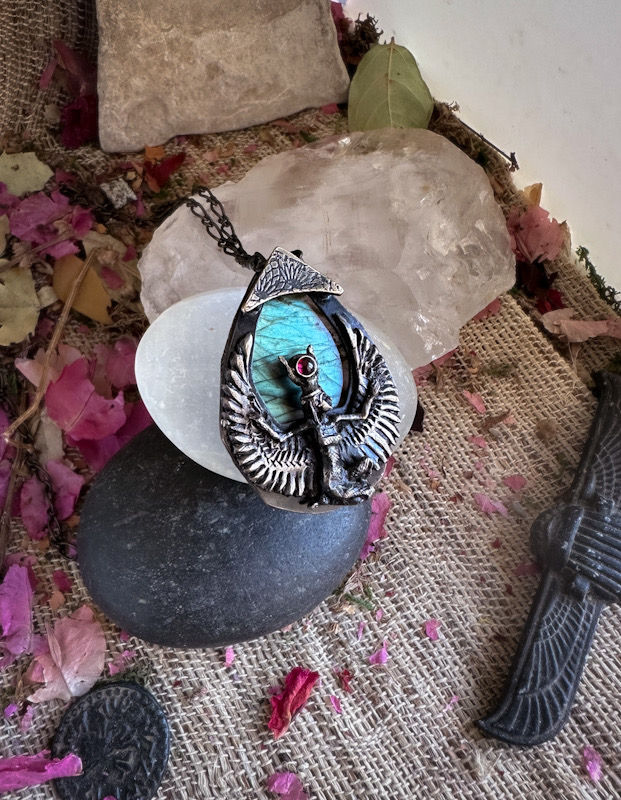 Thumbnail: Isis Effigie artefact bronze, laiton, labradorite, grenat rhodolite