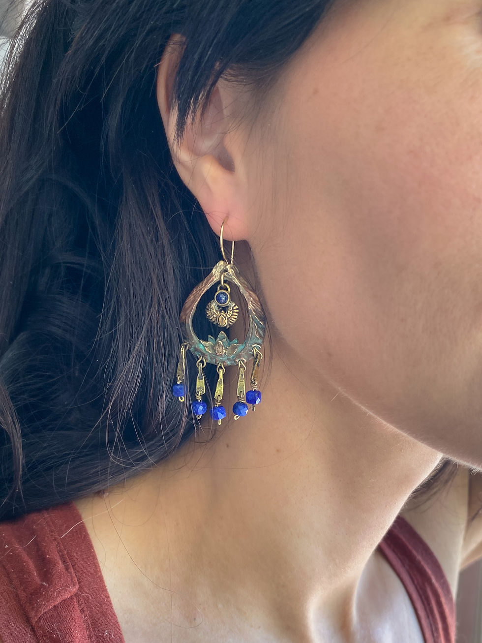 Thumbnail: Khepri boucles d’oreilles en bronze, laiton, gold filled et Lapis-lazuli