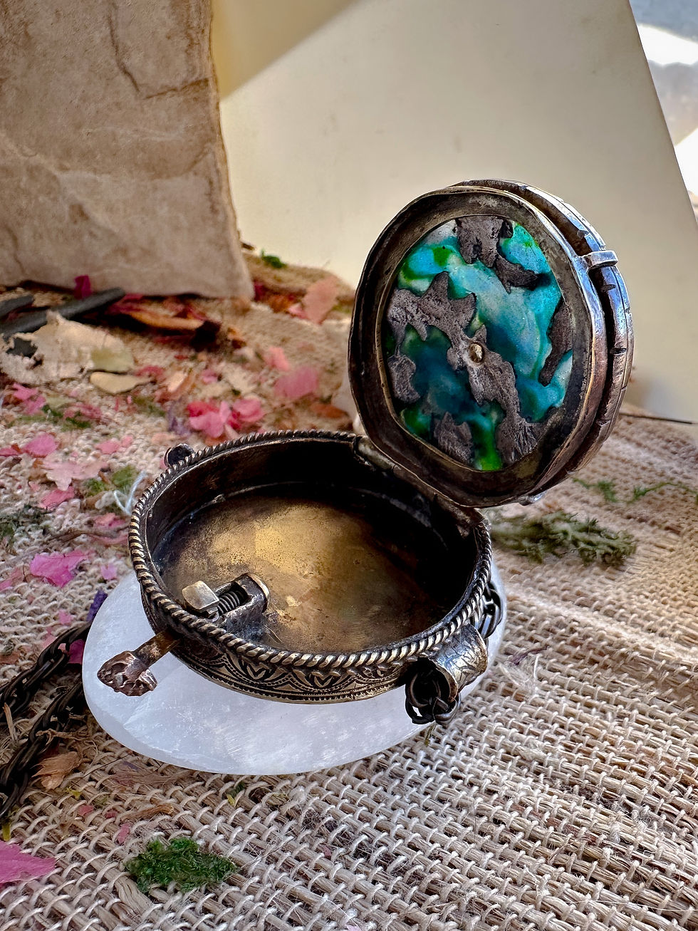Thumbnail: Atargatis Locket en bronze, laiton, émail , opale welo