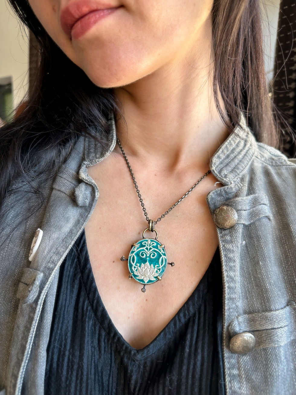 Miniature : Atargatis Locket en bronze, argent, émaux, laiton, opale et feuille d’or 24k
