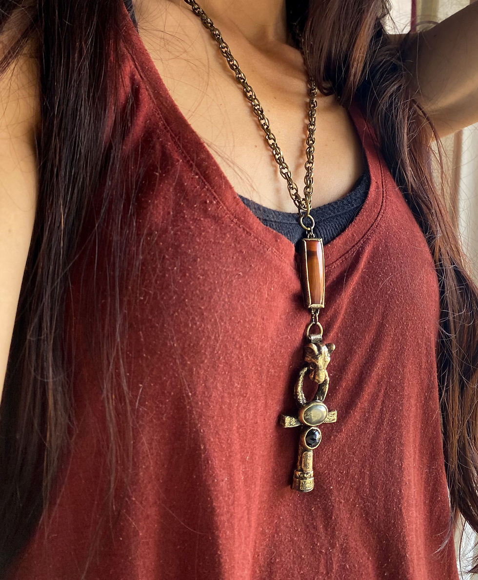 Thumbnail: Sekhmet croix d’ankh en laiton, œil de tigre rouge, pyrite et spinelle 