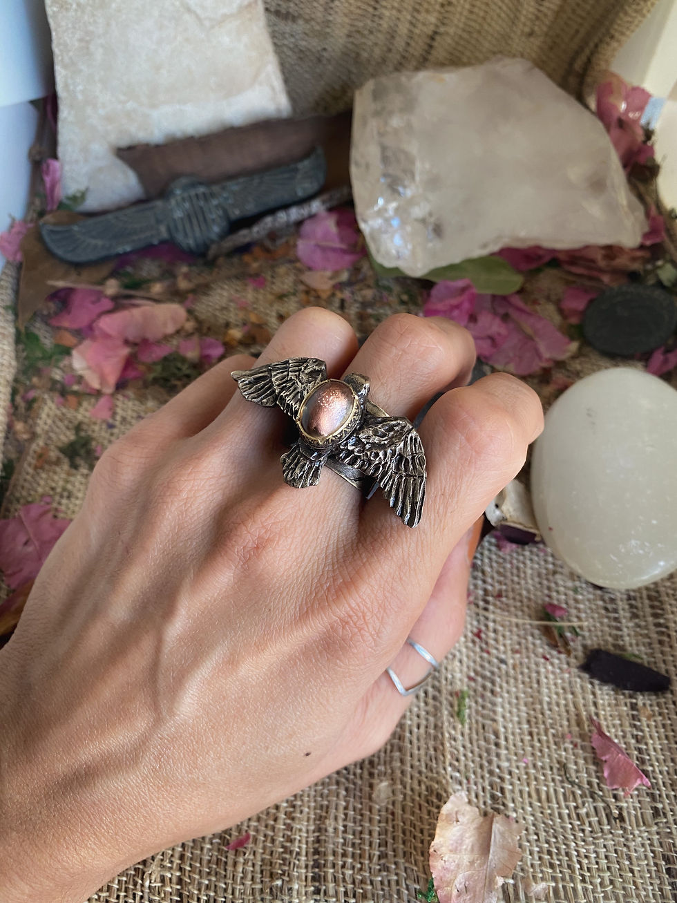 Thumbnail: Horus sous l’egide de l’œil droit de râ bronze laiton pierre de soleil spinelles