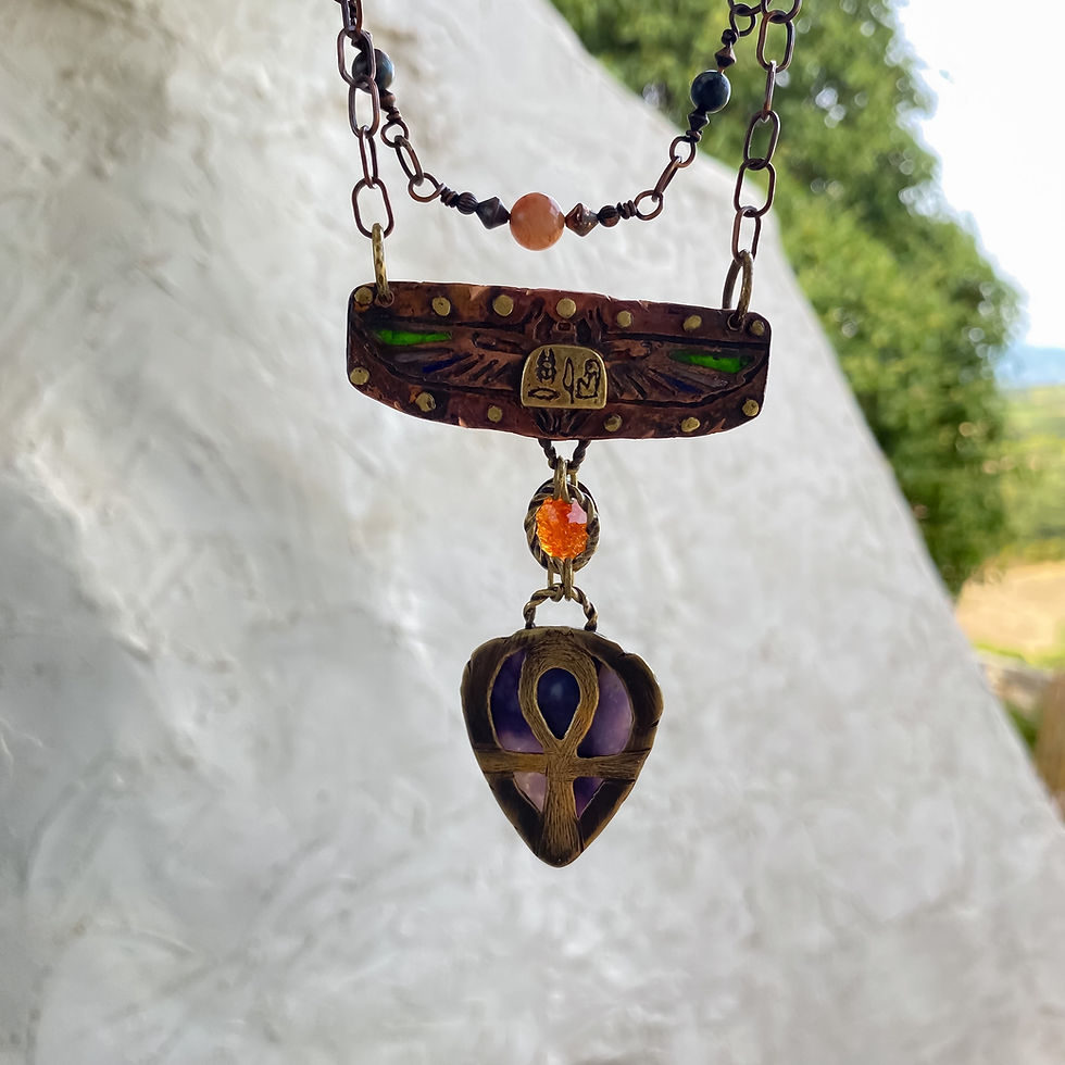 Miniature : Talisman Khepri en cuivre émaillé, laiton, opales, amazonite, pierre de soleil 