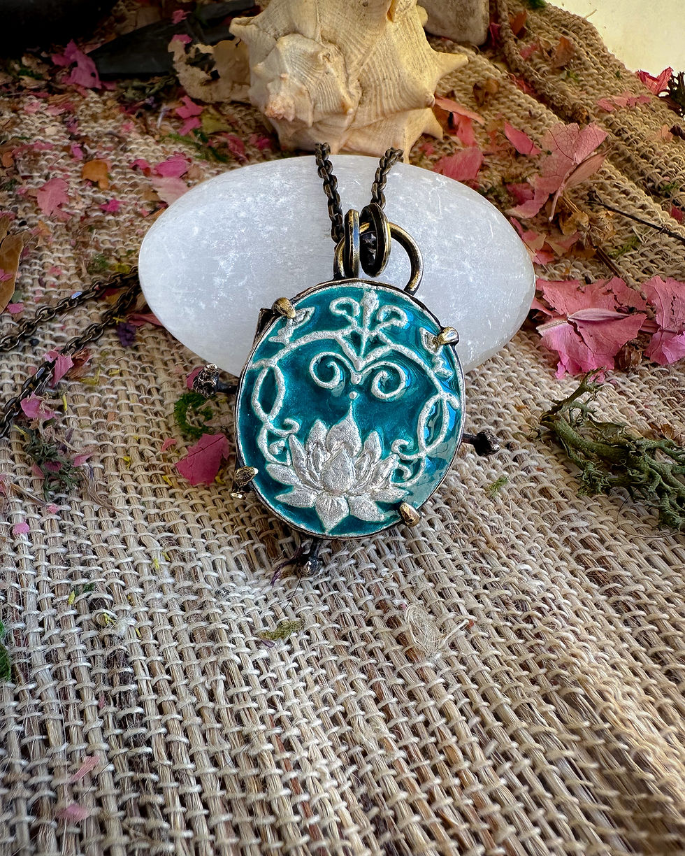 Miniature : Atargatis Locket en bronze, argent, émaux, laiton, opale et feuille d’or 24k