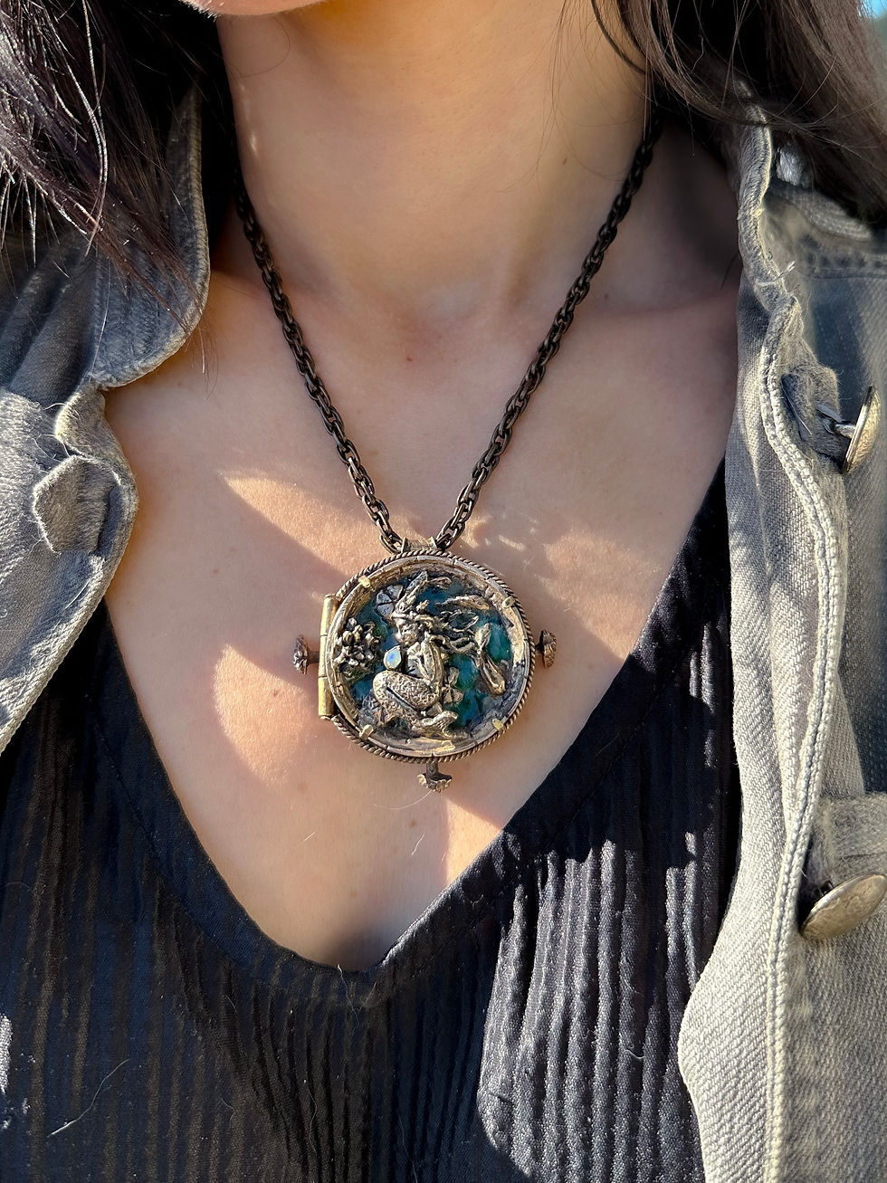 Thumbnail: Atargatis Locket en bronze, laiton, émail , opale welo