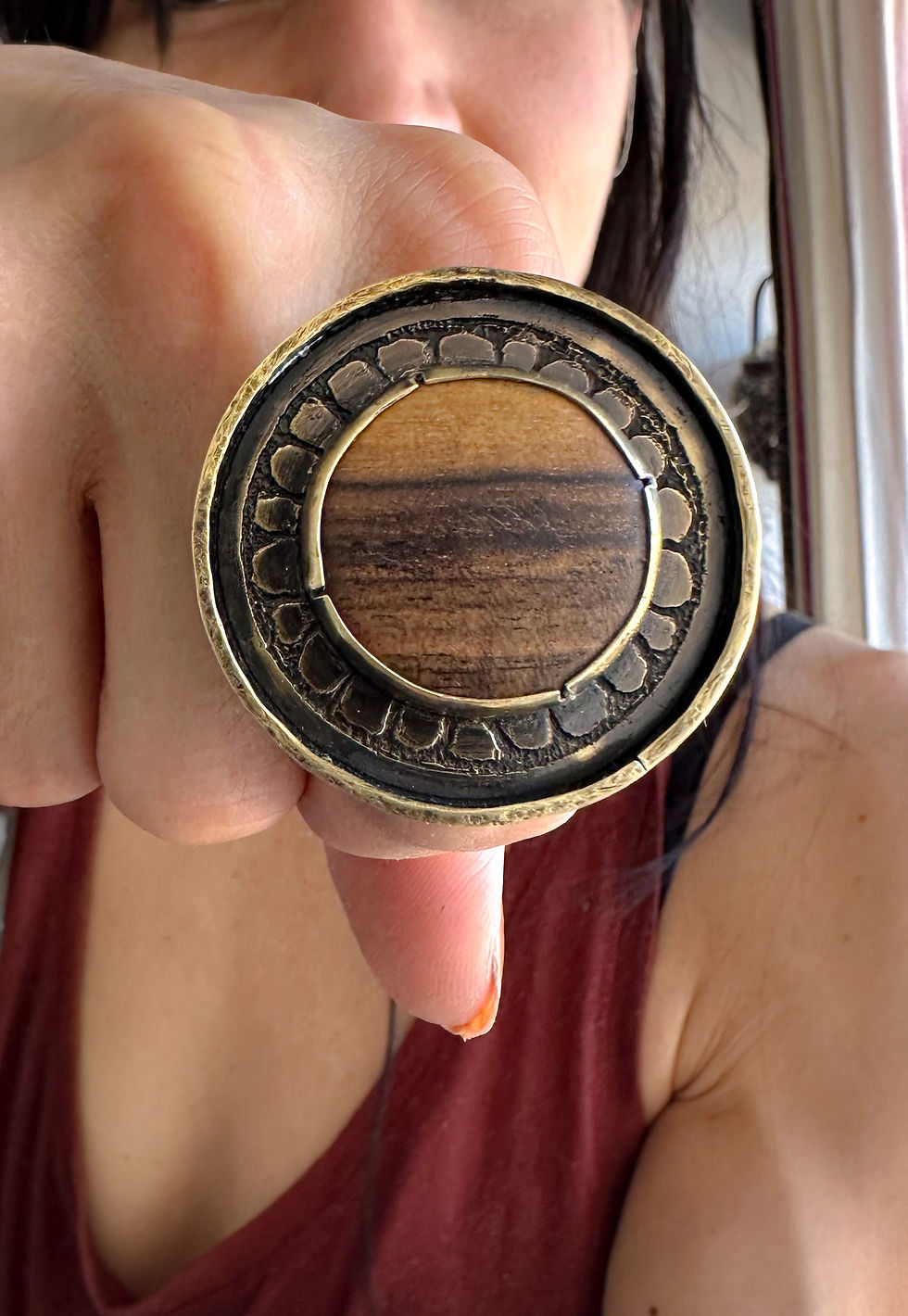 Thumbnail: Ishtar bague bouclier réglable laiton et bois précieux exotique de Bocoté