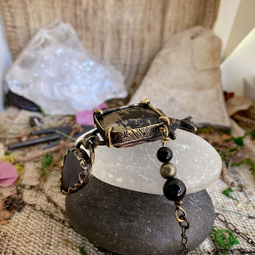 Thumbnail: Anubis, laiton, bronze pyrite apache, purpurite, obsidiennes